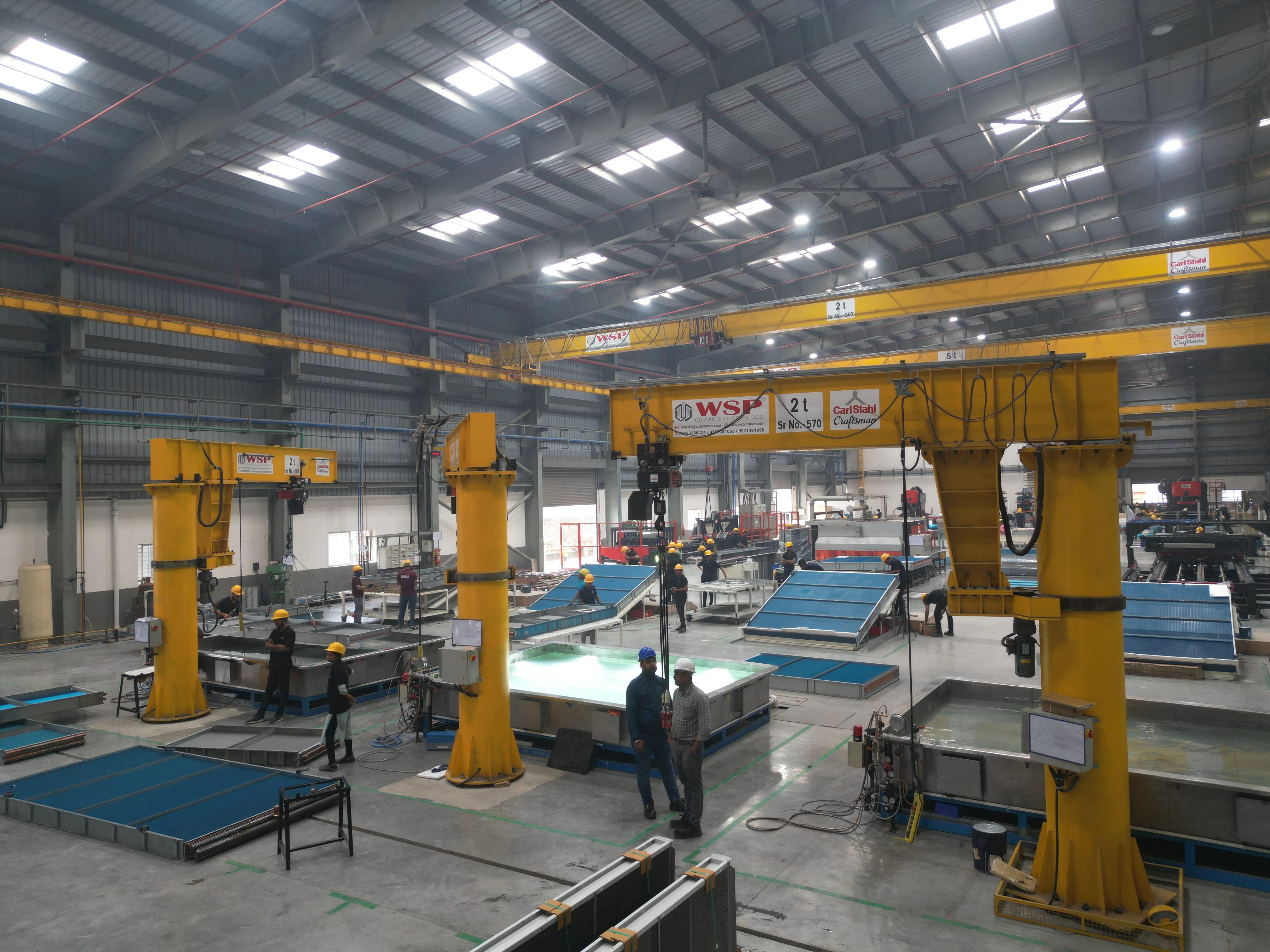 Pillar mounted jib crane for 360 degree workstation lifting